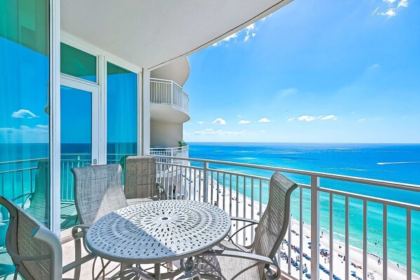 Outdoor dining - AQUA 1509 — Luxury Oceanfront Condo• 3 BD• Steps to Pier Park (Panama City Beach)