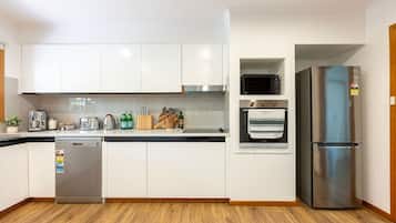Refrigerador, microondas, horno y parrilla de estufa