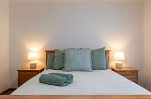 3 bedrooms, desk, iron/ironing board, free WiFi