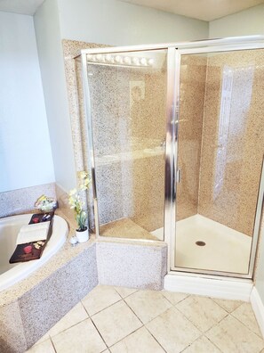 Douche, sèche-cheveux, serviettes fournies