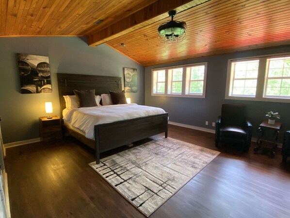 4 chambres, bureau, fer et planche à repasser, lit parapluie