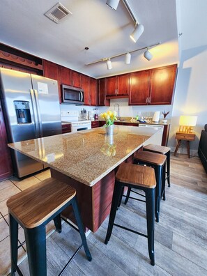 Refrigerador, microondas, horno, placa de cocina