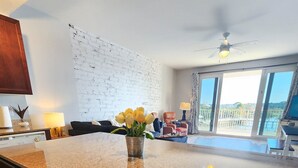 Eine Küche mit einer Granit Arbeitsplatte, einem eingebauten Backofen und einem Essbereich mit Tisch und Stühlen.