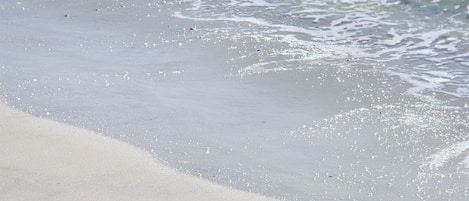 En strand med klart vatten och en sandstrand.