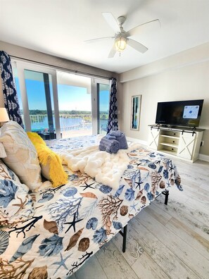 3 bedrooms, internet, bed sheets - Large 3 BD With Fountain Show Views on 5th Floor (Panama City Beach)