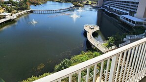 Un hotel con vista al agua, que incluye un muelle y un puente.
