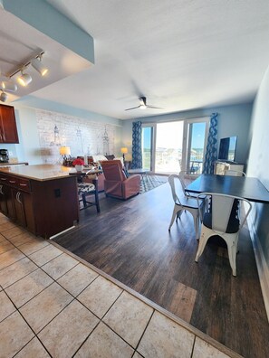 Dining - Super Convenient 5th FLOOR- 537 !  LOCATION, AMENITIES, And Amazing Views! (Panama City Beach)