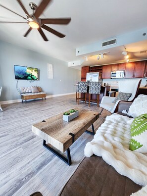 Smart TV - Light Fountain Show View, Laketown  735, Spectacular Unit And Amenities (Panama City Beach)