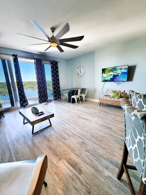 Smart TV - Light Fountain Show View, Laketown  735, Spectacular Unit And Amenities (Panama City Beach)