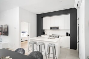 Lägenhet Deluxe | Eget kök | Stort kylskåp, mikrovågsugn, ugn och spishäll