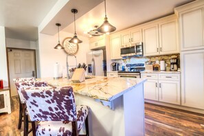 ثلاجة، فرن، موقد طهي مسطح، غسالة أطباق