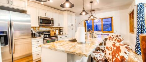 Coffee/tea maker, fridge, oven, stovetop