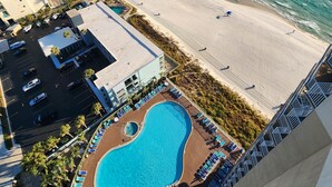 Ein Hotel mit Swimmingpool, Zugang zum Strand und Meerblick.
