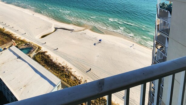 Blick auf einen Sandstrand und das Meer vom Balkon aus.