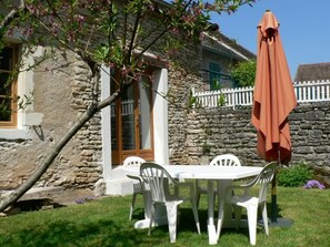 Outdoor dining - Le Pressoir - SAINT-MARTIN-SOUS-MONTAIGU (SAINT-MARTIN-SOUS-MONTAIGU)