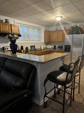 Mikrovågsugn, ugn, spishäll och grytor/köksredskap