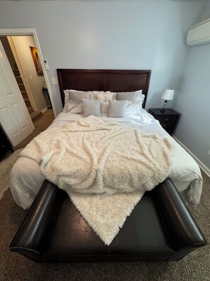 1 sovrum, värdeförvaringsskåp på rummet och skrivbord