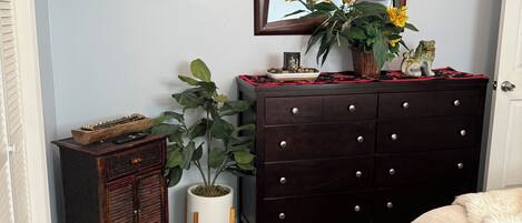 1 quarto, cofres nos quartos, escrivaninha