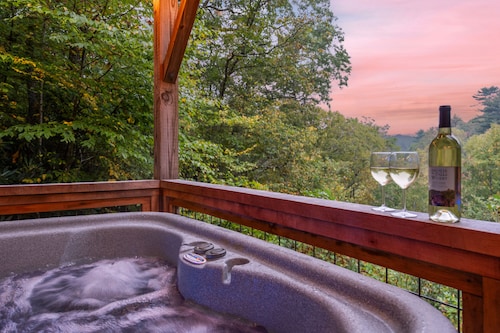Luxury Log Cabin: Scenic Views Near Linville Falls