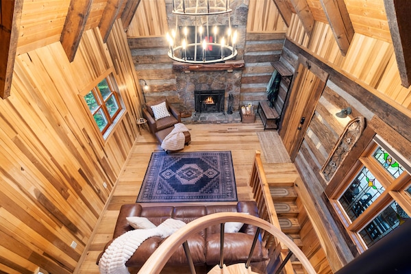 Smart TV, lareira, livros, aparelho de som