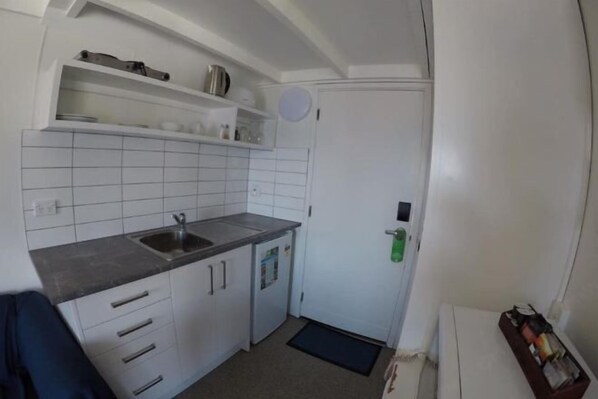 Cribs/infant beds - Colonial Village Motel (Queenstown)