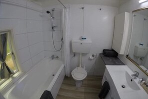 Cribs/infant beds - Colonial Village Motel (Queenstown)