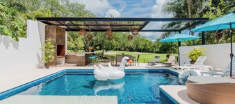 Spacious villa with 5 bedrooms and WiFi, AC in charming Caribbean community