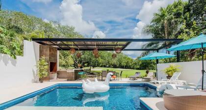 Spacious villa with 5 bedrooms and WiFi, AC in charming Caribbean community