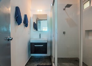 Dusj, hårføner, håndklær og såpe