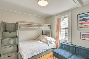 5 bedrooms, iron/ironing board, WiFi, bed sheets