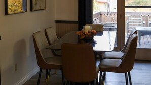 Un comedor con una mesa, sillas y un ventilador de techo.