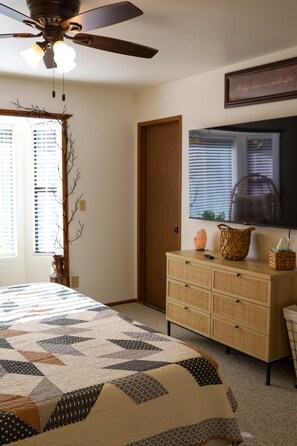4 bedrooms, desk, iron/ironing board, free WiFi - Uptown Park Drive Oasis (Colville)