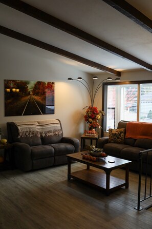Smart TV, books, printers - Uptown Park Drive Oasis (Colville)