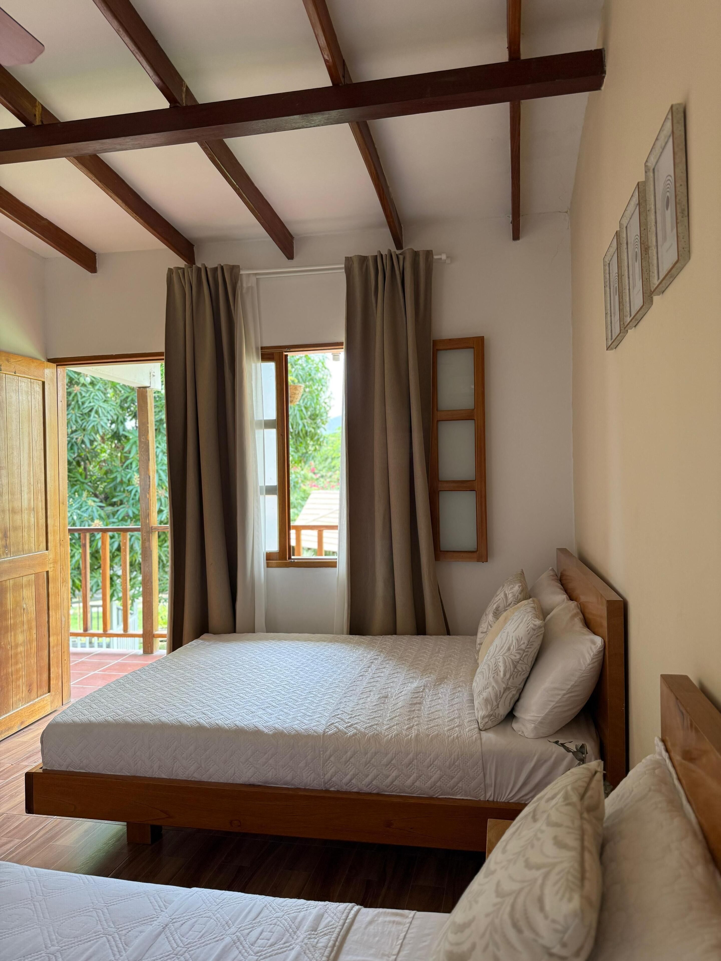 Familie driepersoonskamer | Lakens van Egyptisch katoen, luxe beddengoed, een bureau