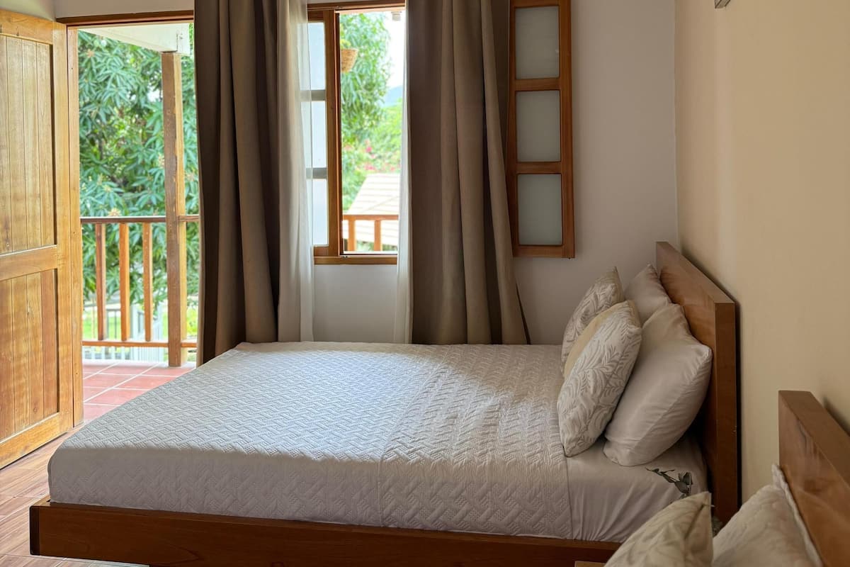 Familie driepersoonskamer | Lakens van Egyptisch katoen, luxe beddengoed, een bureau