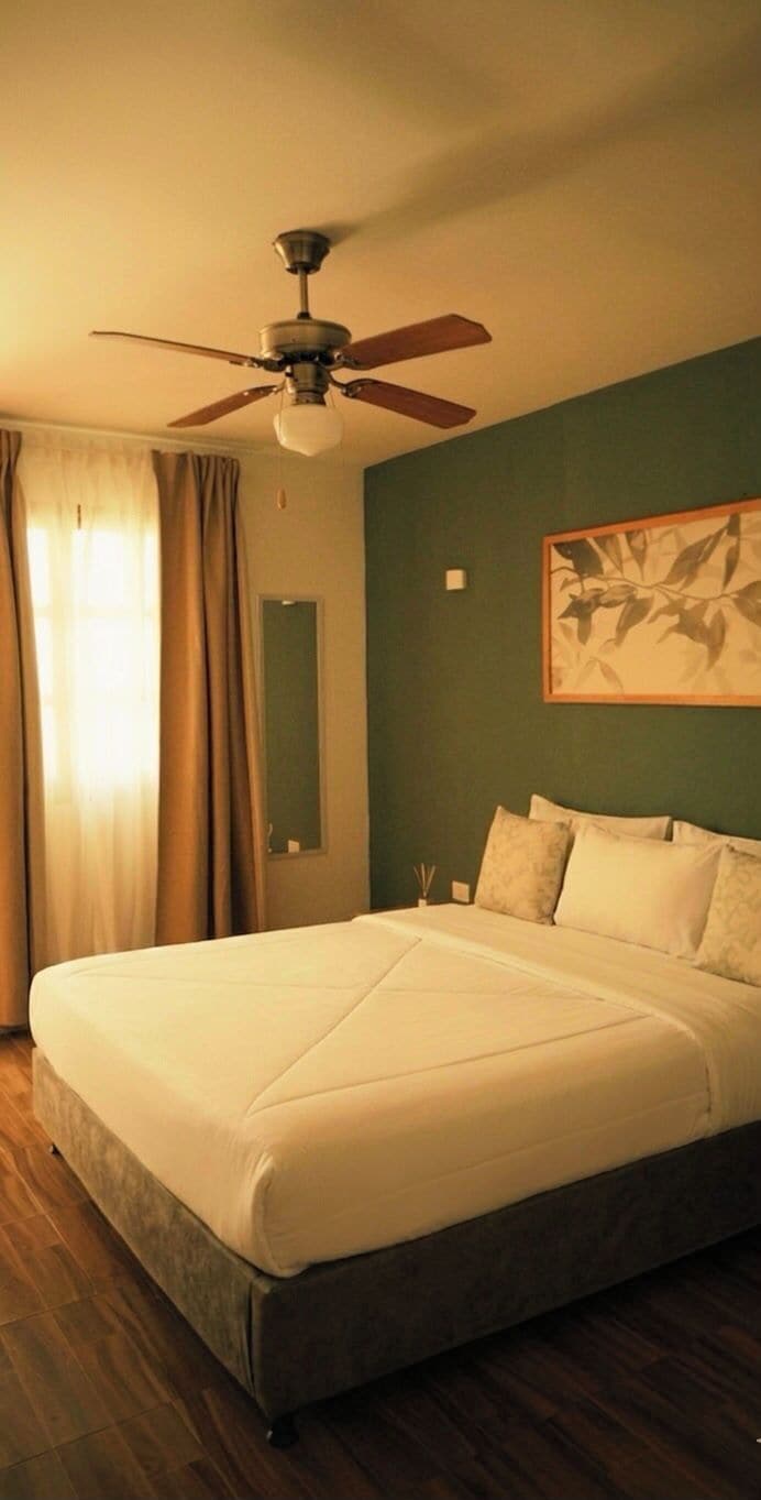Quarto casal conforto, vista para o jardim | Roupas de cama de algodão egípcio, roupas de cama premium, escrivaninha