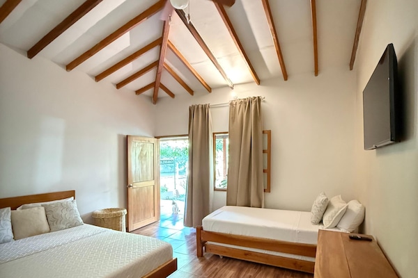 Family Room | Meja, langsir/tirai gelap terus, Wi-fi percuma