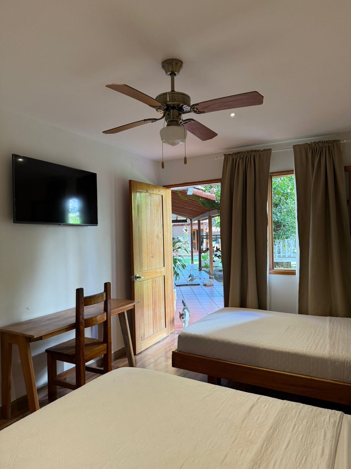 Quarto duplo conforto, vista para o jardim | Roupas de cama de algodão egípcio, roupas de cama premium, escrivaninha