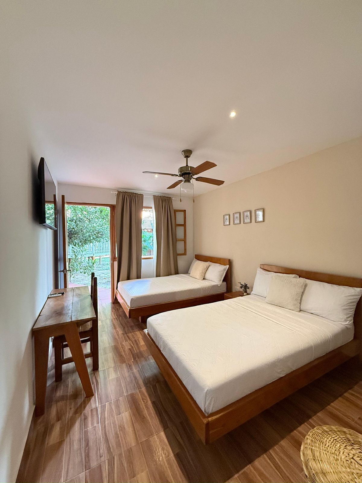 Habitación triple familiar | Sábanas de algodón egipcio, ropa de cama de alta calidad, escritorio