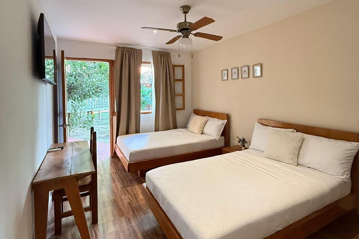 Habitación triple familiar | Sábanas de algodón egipcio, ropa de cama de alta calidad, escritorio