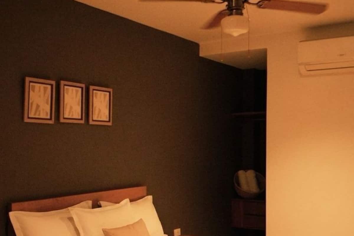 Habitación doble Confort | Sábanas de algodón egipcio, ropa de cama de alta calidad y escritorio