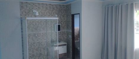Douche, serviettes fournies, savon, papier toilette
