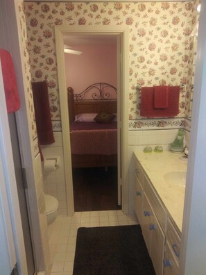 Secadora de cabello, toallas, jabón, papel de baño