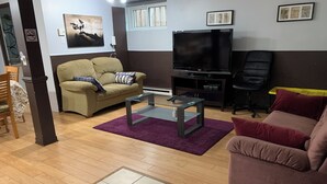 Living area - Comfy, Spacious and Clean basement apartment (Longueuil)