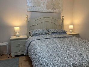 1 bedroom, iron/ironing board, WiFi, bed sheets - Comfy, Spacious and Clean basement apartment (Longueuil)