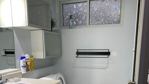 Hair dryer, towels, soap, toilet paper - Comfy, Spacious and Clean basement apartment (Longueuil)