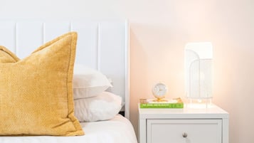 3 habitaciones, escritorio y tabla de planchar con plancha