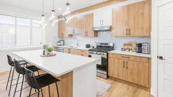 Refrigerador, microondas, horno, placa de cocina