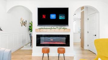 Smart TV, chimenea y libros