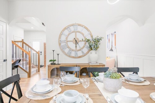 Luxury Family Home | Sleeps 10 | King Bed